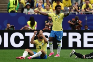 (VIDEO) - Prvo poluvreme za zaborav, a onda je Don Karlo podigao obrvu - Martineli uz sudijski zvižduk i Brazil je u osmini finala!